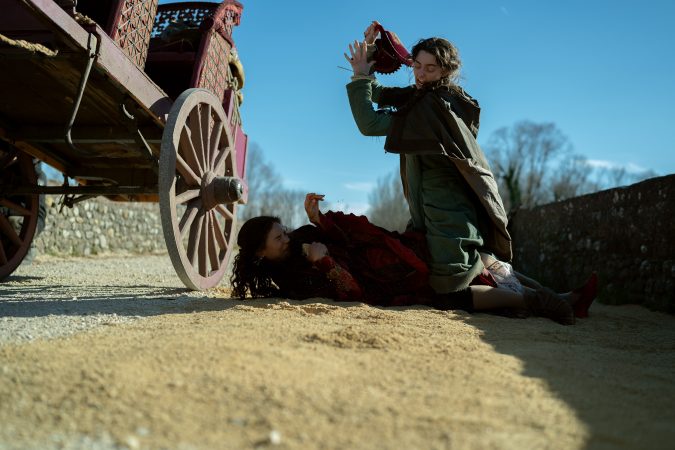 THE DECAMERON. (L to R) Jessica Plummer as Filomena and Tanya Reynolds as Licisca in Episode 101 of The Decameron. Cr. Giulia Parmigiani/Netflix © 2023