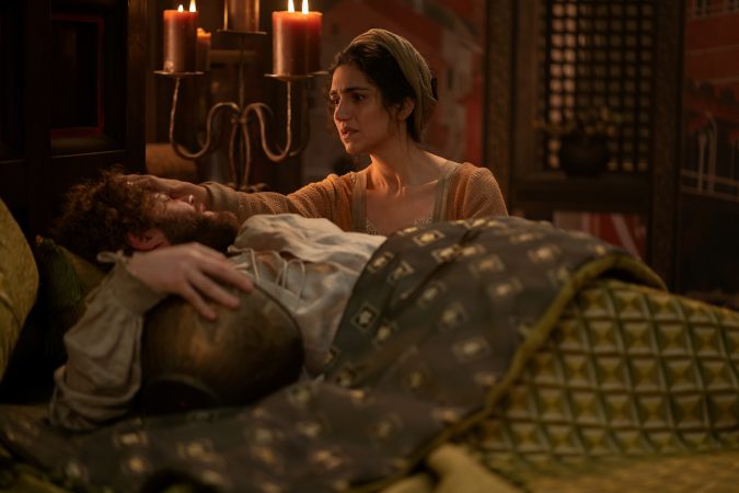 THE DECAMERON. (L to R) Douggie McMeekin as Tindaro and Leila Farzad as Stratillia in Episode 103 of The Decameron. Cr. Giulia Parmigiani/Netflix © 2023